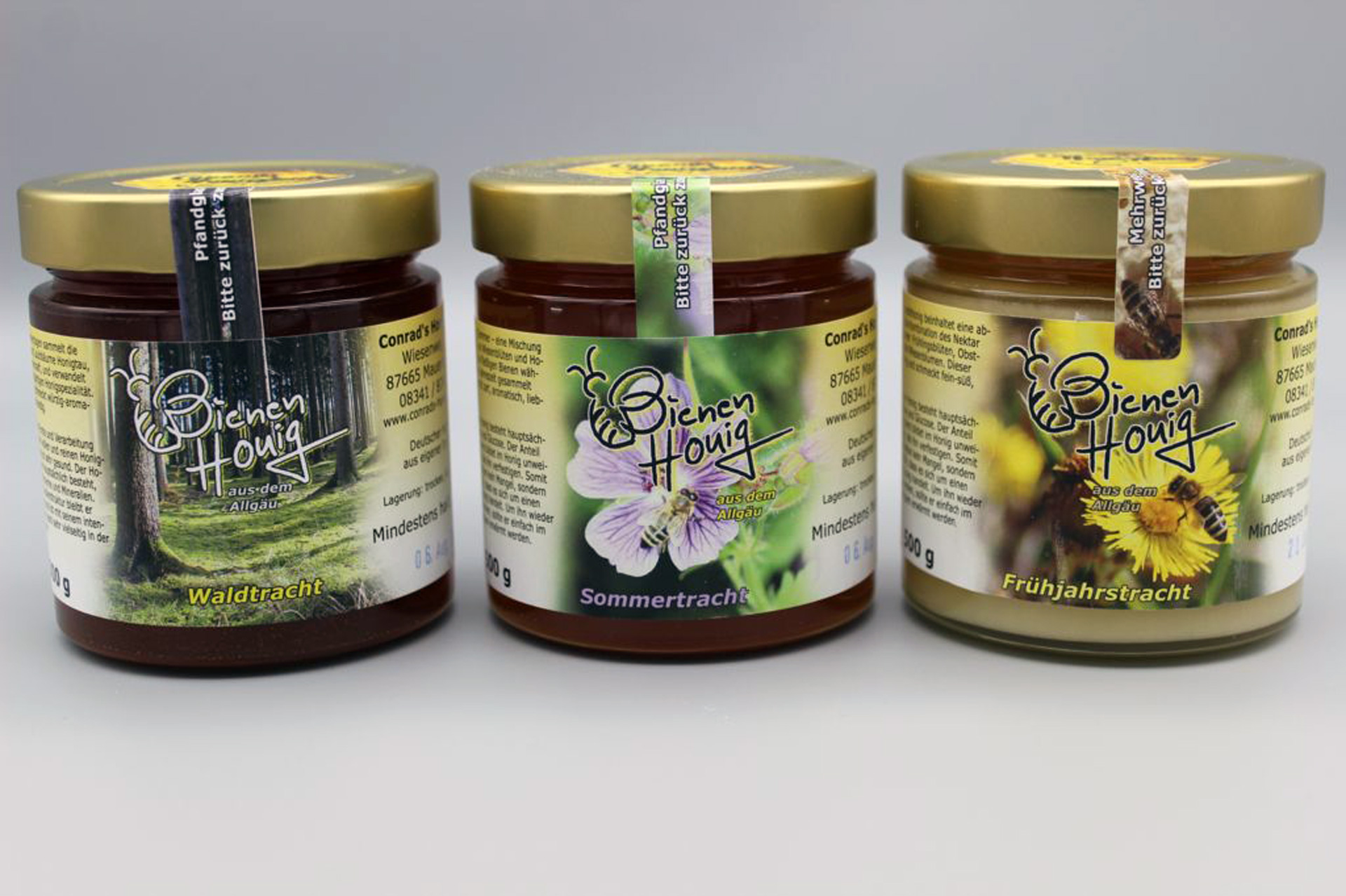 Imkerei Conrad´s Honigland, Waldtracht-Honigglas 500g. An sonnigen Sommertagen sammelt die Biene auf Nadel-und Laubbäume Honigtau, einen süßen Pflanzensaft, und verwandelt ihn zu dieser einzigartigen Honigspezialität. Unser Waldhonig schmeckt würzig-aromatisch, kräftig, vollmundig. Die schonende Ernte und Verarbeitung gewährleistet einen vollen und reinen Honiggenuss. Waldhonig ist sehr gesund. Der Honigtau, aus dem er hauptsächlich besteht, enthält wertvolle Enzyme und Mineralien.