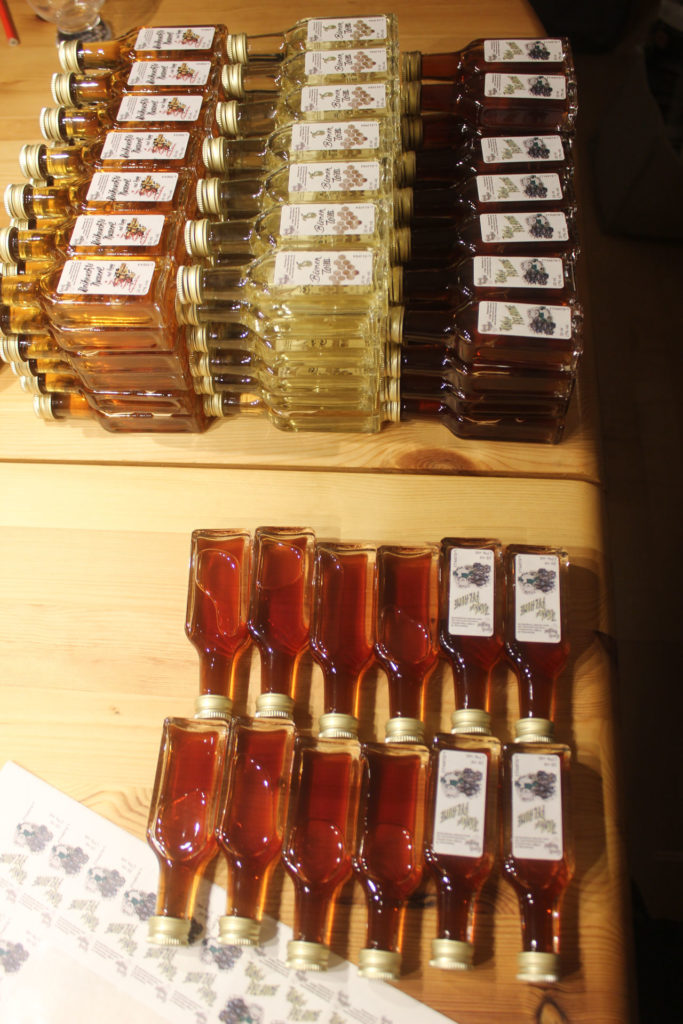 Eine kleine Aufmerksamkeit für Kunden beim Einkauf am Adventsmarkt