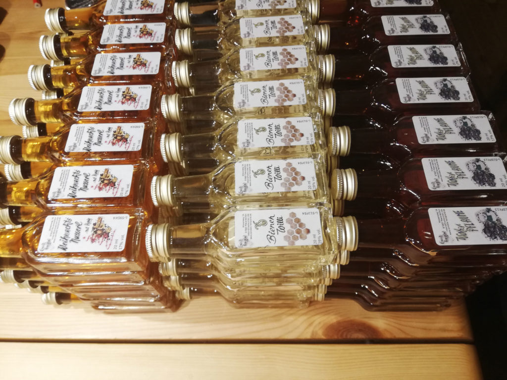 Eine kleine Aufmerksamkeit für Kunden beim Einkauf am Adventsmarkt