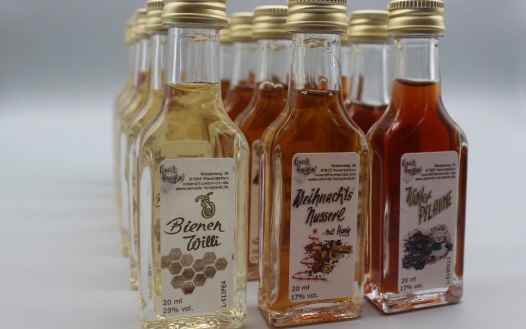 Eine kleine Aufmerksamkeit für Kunden beim Einkauf am Adventsmarkt