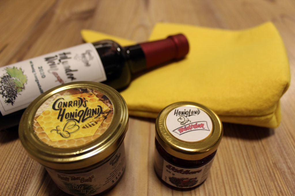 Das Hasendascherl von Conrads Honigland in vreschiedenen Ausführungen mit einer kleinen Flasche Holunderwein "exquisit" einem Dilol oder Bärlauchdip und einem Honigland Früchtchen in verschiedenen Geschmacksrichtungen