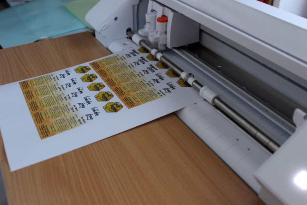 Auch die Produktetiketten werden natürlich selbst gestaltet, gedruckt und geschnitten. Hier unser Cutter