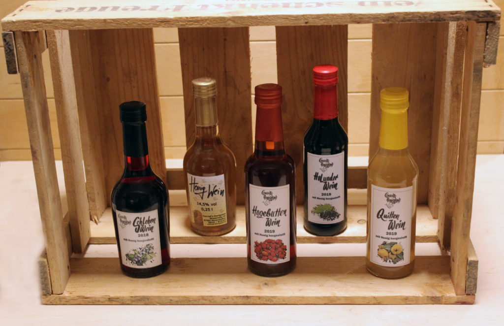 Unsere Fruchtweinserie mit den Sorten Klassischer Honigwein "MET", Holunderwein und Holuderwein exquisit, Schlehenwein, Quittenwein, Hagebuttenwein und Holunderblutenwein